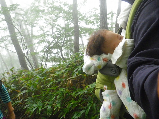 生後６ヶ月の息子背負って榛名富士を登る
