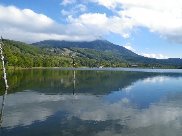 蓼科高原の女神湖（標高１５３０ｍ）から蓼科山を眺める