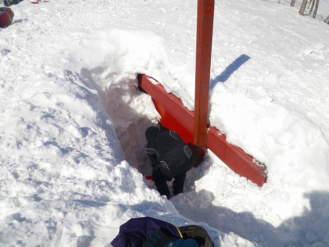 雪に埋まった穴熊沢避難小屋