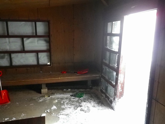 雪で埋まった穴熊沢避難小屋