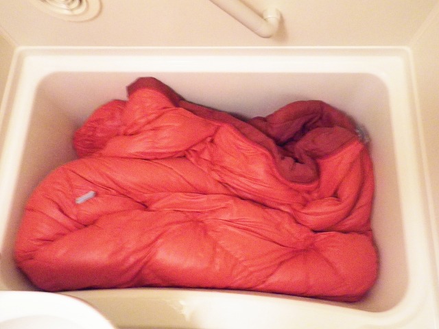 ダウン用洗剤、もしくはごく薄く中性洗剤を入れたあと、寝袋を浸します。