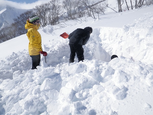 雪洞を掘る