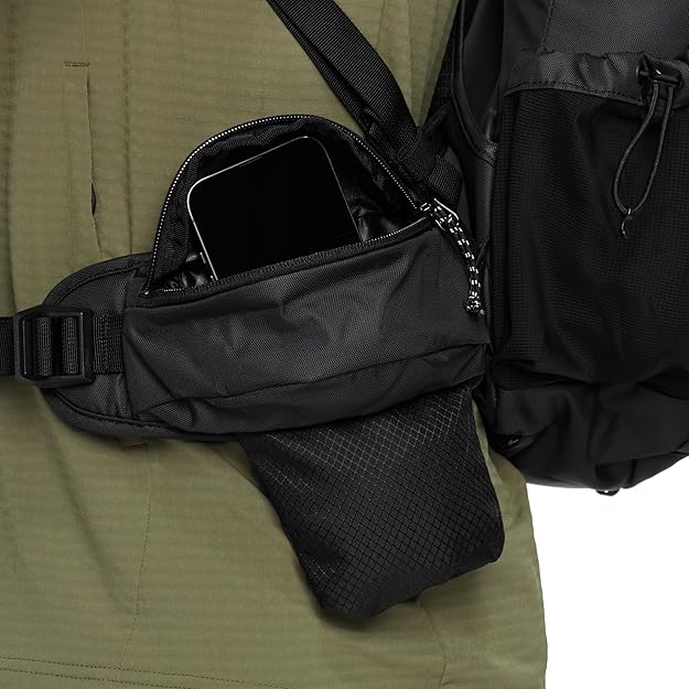 マムート デュカン26の実力は?特徴・注意点・動画と22L&32Lと比較など徹底解説レビュー 15 ヒップベルトのスマホポケット