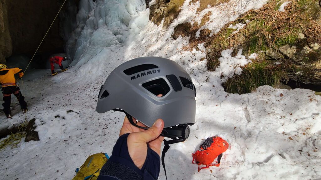 3.0にアップデートされた現行モデルでは、ハードシェルの内側にEPP（発泡ポリプロピレン）とEPS（発泡ポリスチレン）を組み合わせたハイブリッド構造を新たに採用しています。