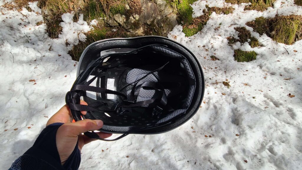 構造面の最大の特徴は、ハードシェルとEPP・EPSを組み合わせたハイブリッド構造です。