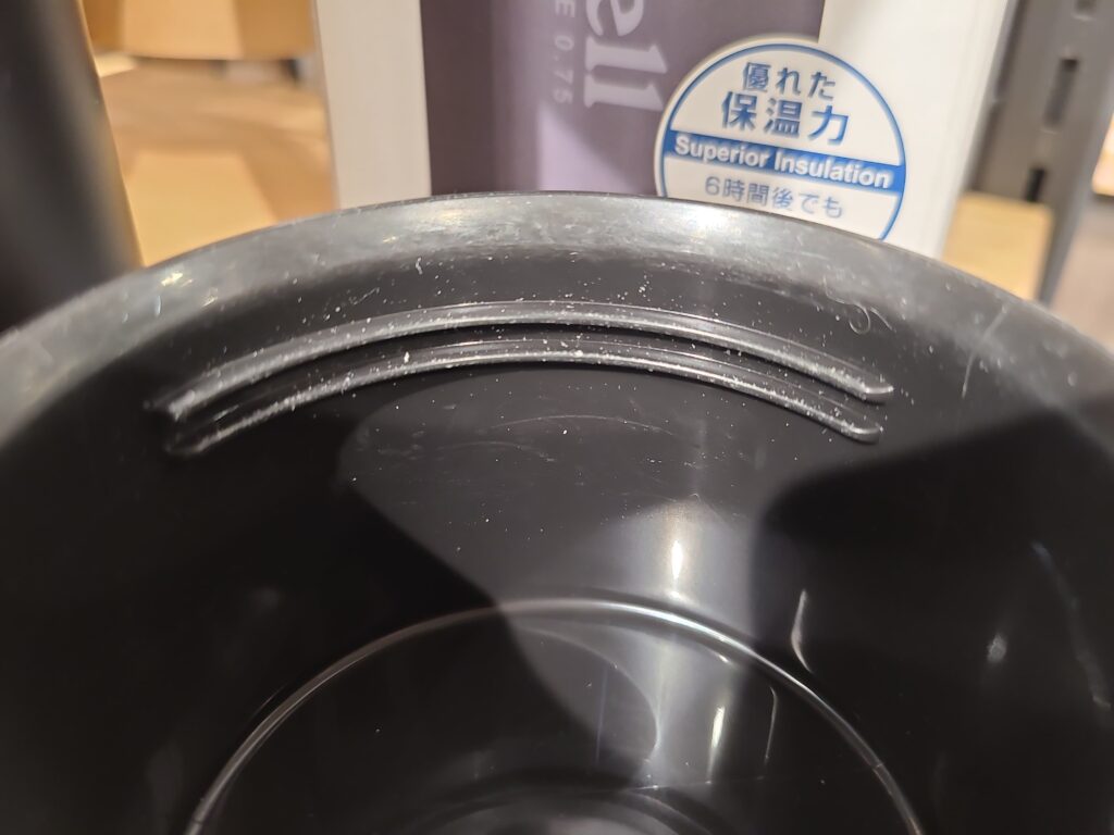 【使用レビュー】山専ボトルとモンベルを比較してサーモスを選んだ理由と使用感 24 モンベル アルパインサーモボトル コップの内側が削れて粉がでている