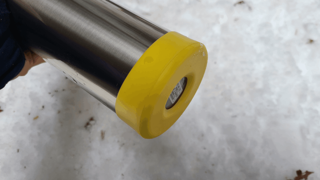 【購入レビュー】サーモス 山専ボトル900のメリット・デメリット|使用体験談 42 耐衝撃だけでなく、雪の上に乗せても熱が逃げにくいメリットもあるかも