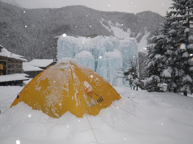厳冬期の雪山登山でテント泊、キャンプ。